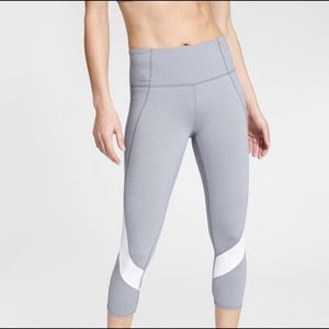 NWOT Athleta Colorblock Mesh Salutation Capri